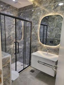 马达巴La Seema sea view chalet的一间带水槽和镜子的浴室