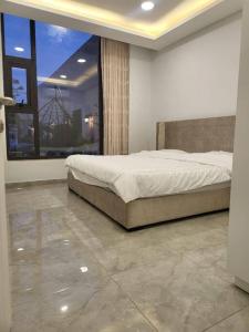 马达巴La Seema sea view chalet的一间卧室设有一张床和一个大窗户