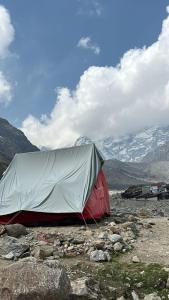 KedārnāthKedar Tent House的山边的帐篷