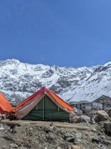 KedārnāthKedar Tent House的雪覆盖的山前的帐篷