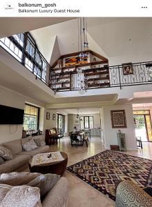GoshBalkonum Luxury Guest House的带沙发和桌子的大客厅