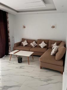 艾因苏赫纳بورتو السخنه -Hotel Porto vib的带沙发和咖啡桌的客厅