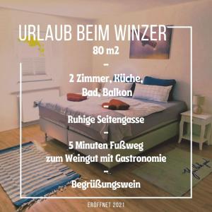 克林根明斯特Urlaub beim Winzer的一张海报,一张卧室的一张床铺