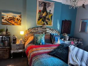 特维德上游的贝里克Belmont House Boutique - the Kingsley collection的一间卧室配有一张带五颜六色棉被的床