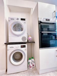 温德米尔Rayrigg Villa at Windermere的洗衣房配有洗衣机和微波炉