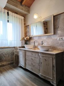 坎巴多斯A Solaina da Bouza的浴室设有2个水槽和镜子