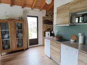 坎巴多斯A Solaina da Bouza的厨房配有木制橱柜和台面
