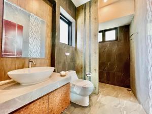 尖竹汶ProudChan Boutique Resort的一间带水槽和卫生间的浴室