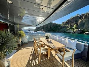 博德鲁姆Seara Yachting的船上的木制甲板上配有桌椅