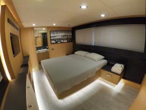 博德鲁姆Seara Yachting的一间带大床的卧室和一间浴室