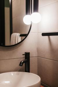 斯利马Eleven by Warren Collection的一间带水槽和镜子的浴室