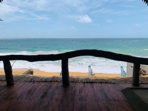 高尔巴拉海滩度假屋的木制甲板上享有海滩美景