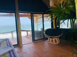 高尔巴拉海滩度假屋的海景客房 - 带桌子