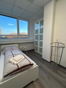 纽伦堡DRIVER ROOMS的一间卧室设有一张床和大窗户
