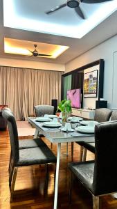 马六甲LUXURY 3BR Penthouse I The Shore Hotel & Residence I Seaview I Poolview I 6-9Pax的一间带桌椅的用餐室