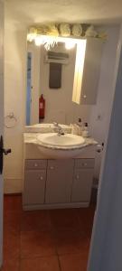 伊斯纳哈尔La Estrellita的一间带水槽和镜子的浴室