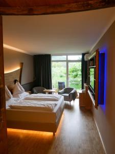 弗思Weinresidenz Sonnleitner - ADULTS ONLY的酒店客房设有一张床和一个大窗户