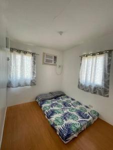 帕加迪安tadzmahal home的一间设有床铺的卧室,位于带窗户的房间内
