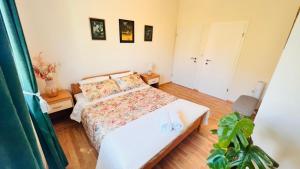 希贝尼克Beach Apartment x2 Bedrooms w Sea View & 2x En-Suites的一间小卧室,配有床和植物