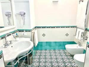 拉维罗Na Stanza in centro的浴室设有2个水槽和镜子
