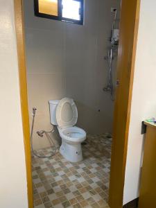 BurgosVilla Malinao Oceanview Resort - Deluxe bungalow的一间位于客房内的白色卫生间的浴室