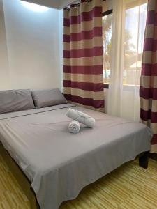 BurgosVilla Malinao Oceanview Resort - Deluxe bungalow的一张床上,里面放着两条毛巾