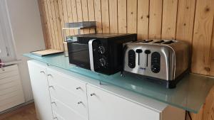 AltnauMBar的台面上的微波炉和烤面包机