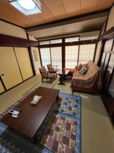 Hakuigun - House - Vacation STAY 14920的客厅配有沙发和桌子