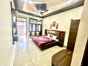 BanikhetGoroomgo Sahara Inn Dalhousie - Luxury Room - Excellent Customer Service Awarded - Best Seller的一间卧室设有一张床和天花板