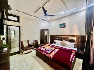 BanikhetGoroomgo Sahara Inn Dalhousie - Luxury Room - Excellent Customer Service Awarded - Best Seller的一间酒店客房 - 带一张床和一间浴室
