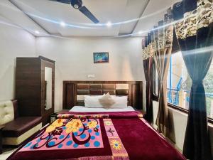 BanikhetGoroomgo Sahara Inn Dalhousie - Luxury Room - Excellent Customer Service Awarded - Best Seller的一间卧室配有一张大床和一张沙发