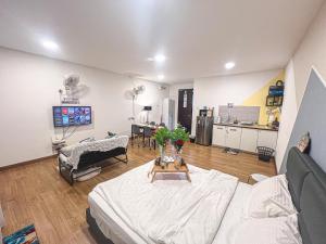 蕉赖Balakong,1-7pax,Cozy Studio,Near Dataran C180的客厅配有沙发和桌子