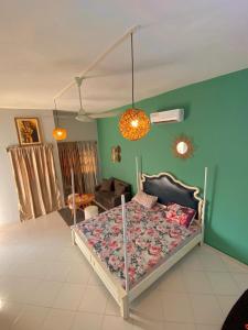 科托努Good house的一间卧室设有一张床和一间客厅。