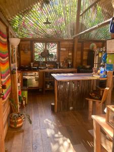 伯里塔卡Finca La Selvita的厨房铺有木地板,设有天花板