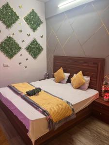 大诺伊达Bella Dreamy near expo mart greater Noida的卧室配有一张大床,
