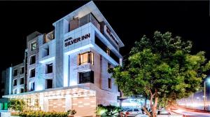 奥兰加巴德Hotel Executive Silver Inn的建筑的侧面有标志