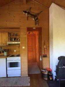 VågsliHaukeli Mountain Cabin的小木屋设有厨房,墙上有鱼