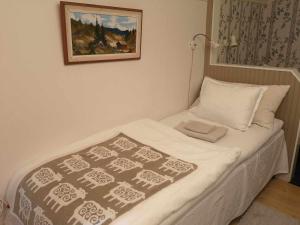 法伦Kopparstugans Bed & Breakfast的一张小床,上面有毯子,放在房间里