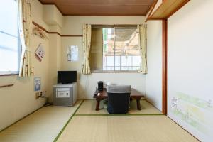 湖西市OYO Ryokan Hamanako no Yado Kosai - Vacation STAY 38804v的小房间设有书桌和窗户