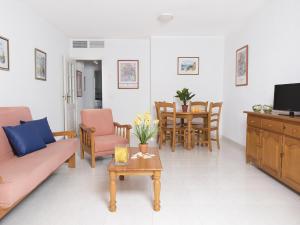 卡尔佩Apartamentos Topacio Unitursa的客厅配有沙发和桌子