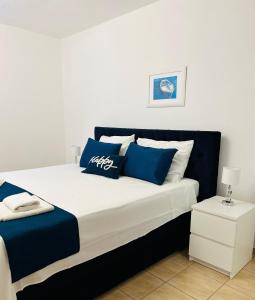 韦伯斯卡Hvar beach vacation的一间卧室配有一张带蓝白色枕头的大床