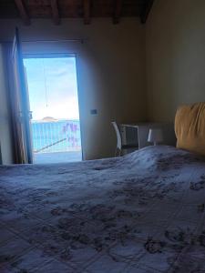 里奥马里纳B&B LE FORNACELLE的一间卧室设有一张床,享有海景