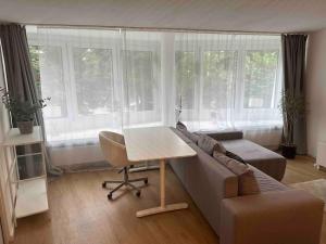 杜塞尔多夫Appartement DUS的客厅配有沙发和桌子
