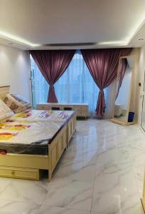 利雅德استراحة تل الشمال5的一间卧室配有一张大床和紫色窗帘