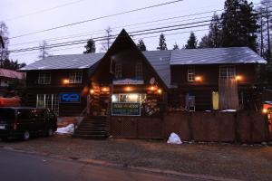 白马村加拿大悟龙村酒店的前面有标志的房子