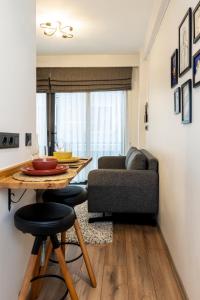 伊斯坦布尔Primera Suite的客厅配有桌子和沙发