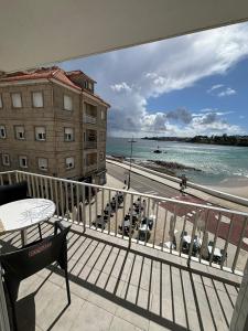桑亨霍Alojamientos Plaza Portugal的享有海滩和海洋景致的阳台