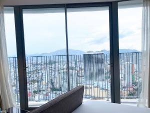 芽庄Panorama Apartment Sunset Nha Trang City的市景客房 - 带1张床