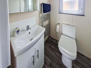 布里德灵顿Emilys Escape - Uk46722的浴室配有白色卫生间和盥洗盆。
