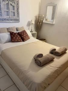 法沃内Favone Mini Villa Playa del Oro的一间卧室配有带毛巾的床